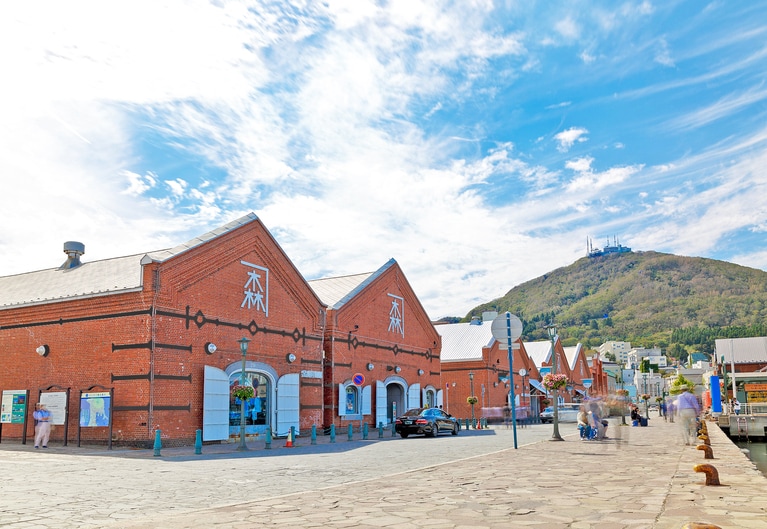 海沿いに赤レンガの建物が立ち並ぶフォトジェニックなエリア。