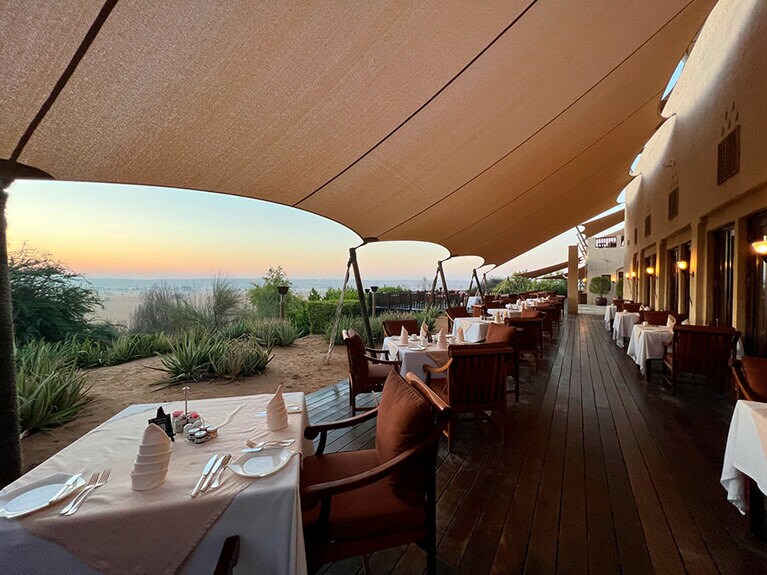 日が傾くと「アル・ディワーン」ではディナーの準備が始まる。テラス席も気持ちいい。