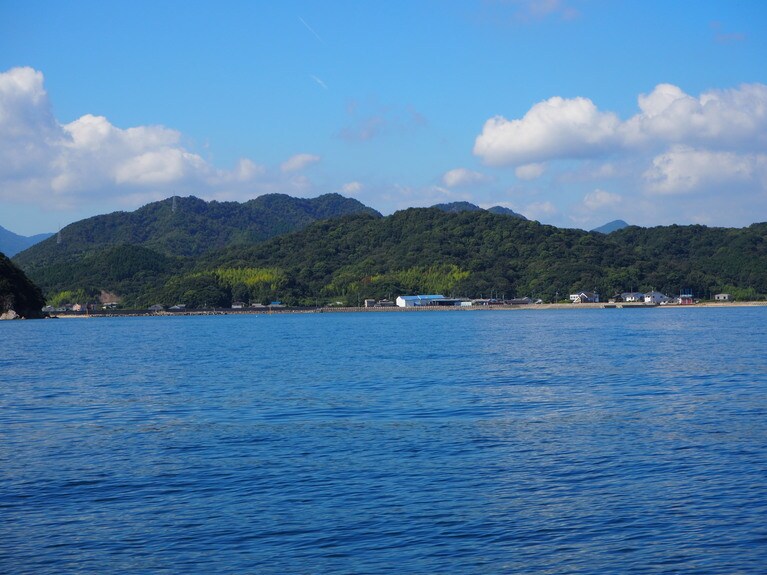 白い建物があるあたりが、世界ではじめてハマチの養殖に成功した安戸（あど）池。