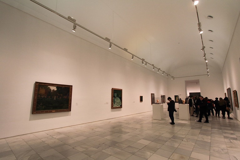 大小さまざまな展示室があるので、お目当ての絵を見逃さないように気をつけよう。