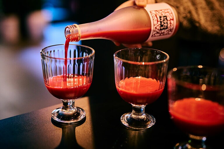 大作、フラミンゴの群れ。下にはマドレーヌのかけらなどが散らされて。