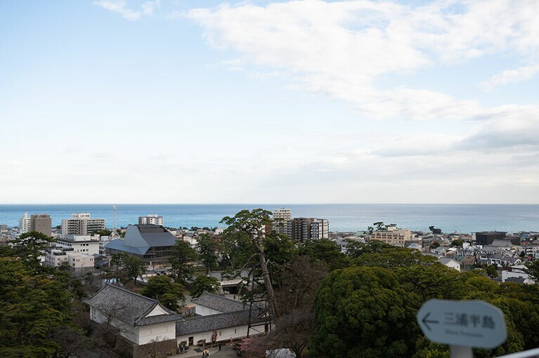 眼下には、城内と青海の光景が広がります。