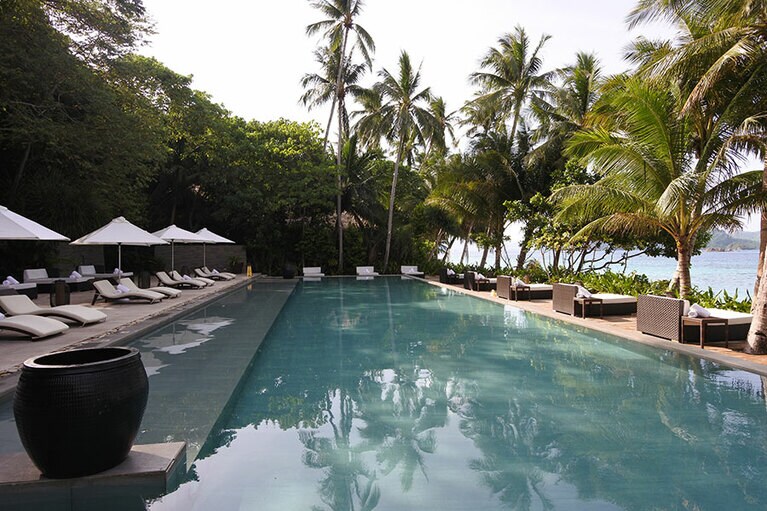 静けさに包まれたパングラシアンアイランド。メインプール近くにバーも。