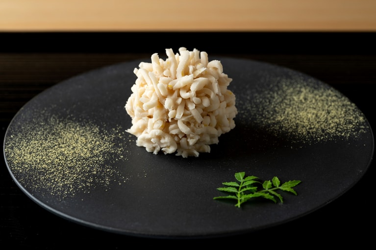 お皿に山椒の粉と葉を添えて。