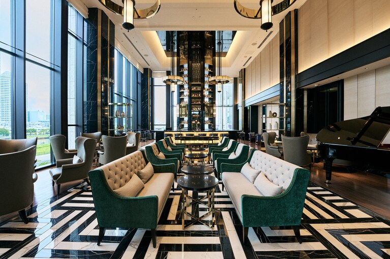 アフタヌーンティーが味わえるのは、スタイリッシュで開放感あふれるエントランス棟3階の「Bar ＆ Lounge Melody」。