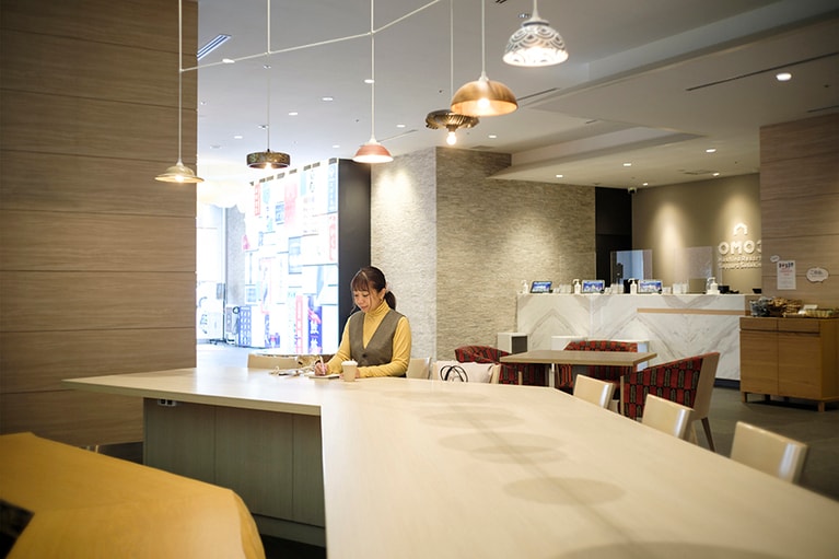 OMOベースに用意された、広々としたラウンジスペース。