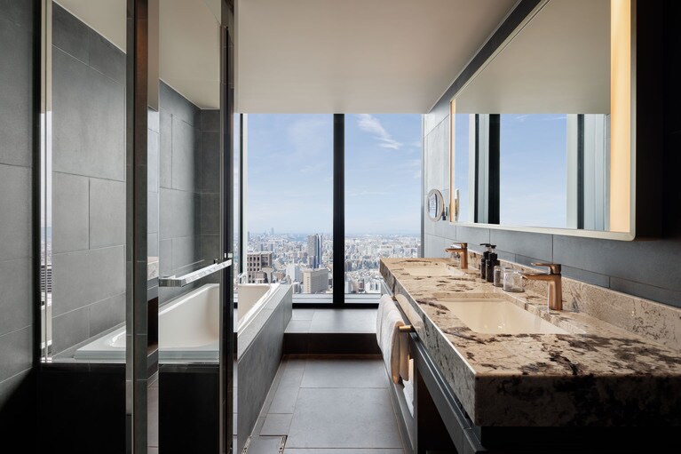 バスルームからも、雲の上から大阪を見渡すような感覚が味わえる。写真は「スペシャリティ コーナー ツイン」のバスルーム例。