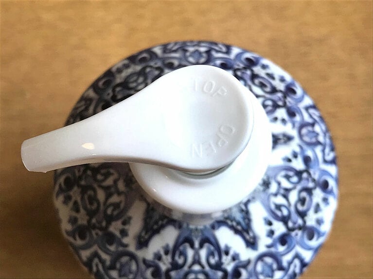 ポンプのトップをひねるだけで液が出る、出ないをコントロールできる。水でも泡立ちも速く、洗いあがりがつっぱらないのも嬉しい。