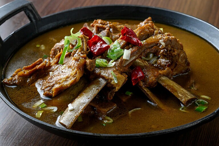 羊肉は柔らかく煮込まれている。