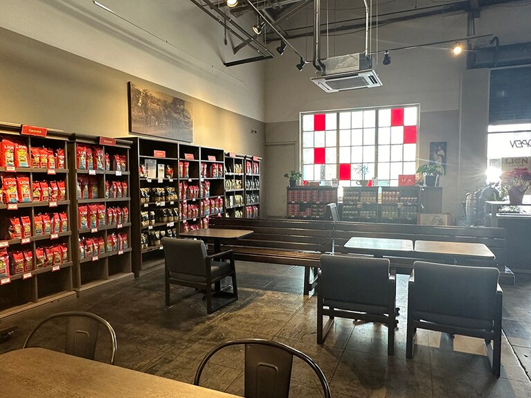 コーヒー豆やロゴグッズの販売店に併設してカフェがあります。