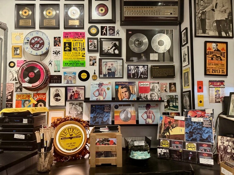 エルヴィスのレコードがずらり。