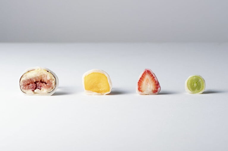 カット後のフルーツ大福。それぞれのフルーツの顔つきが可愛らしくて、見てるだけでワクワクします！