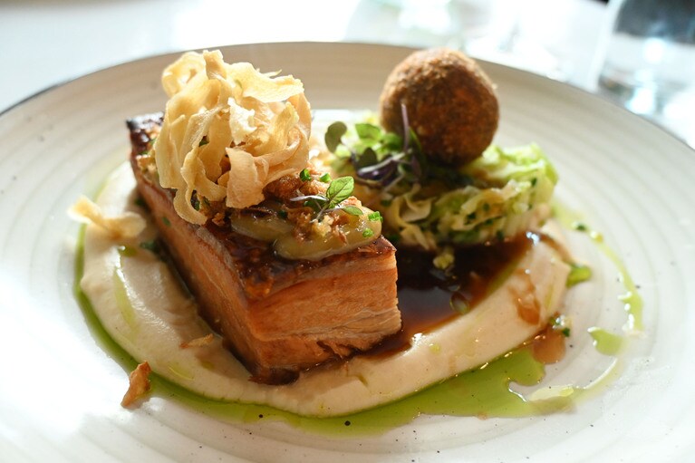 ローストポークの後ろに控えるボール状の揚げ物がハギス。