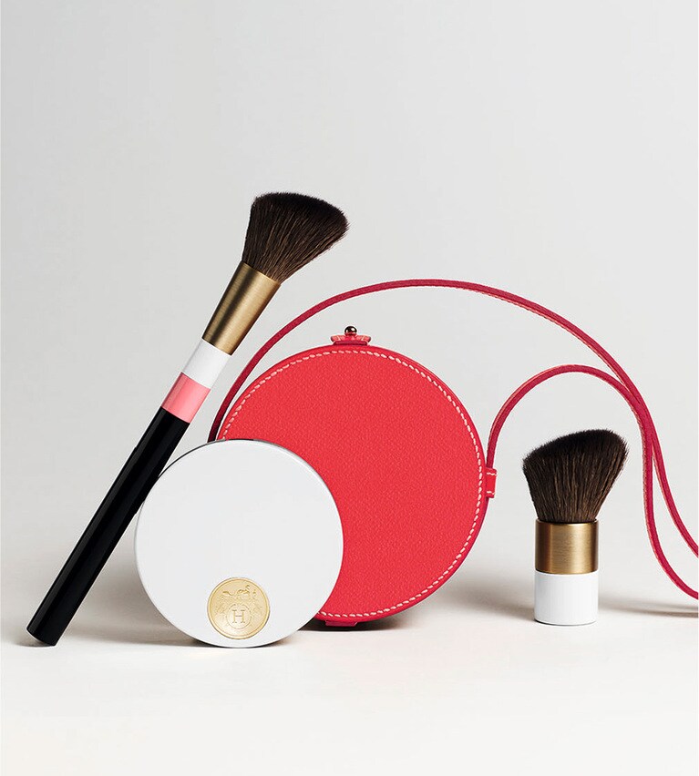 ローズ・エルメス パンソー ファー ア ジュ 11,110円(税込)、チークケース《ポメット》513,700円(税込)、ローズ・エルメス パンソー ファー ア ジュ ノマド 6,050円(税込) ©Studio des fleurs