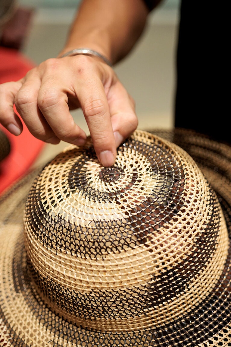 斬新なデザインのクラッチバッグ（3,300タイバーツ）や帽子（2,100タイバーツ）はパリットさんが葛飾北斎の「冨嶽三十六景」から着想を得て制作。