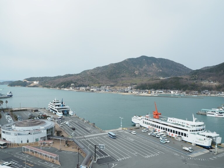 橋のない瀬戸内の島々のうち、最多の人口を誇る小豆島。玄関口の土庄港。