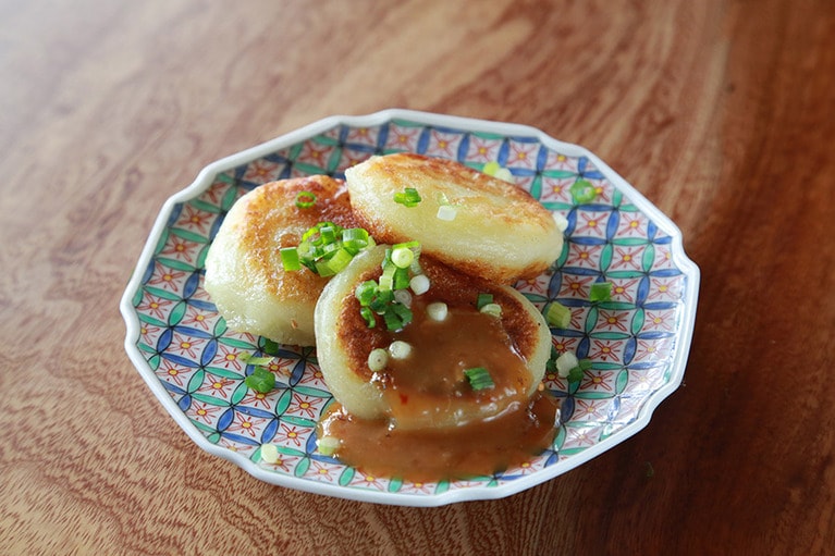 新じゃがのもっちり焼き団子。