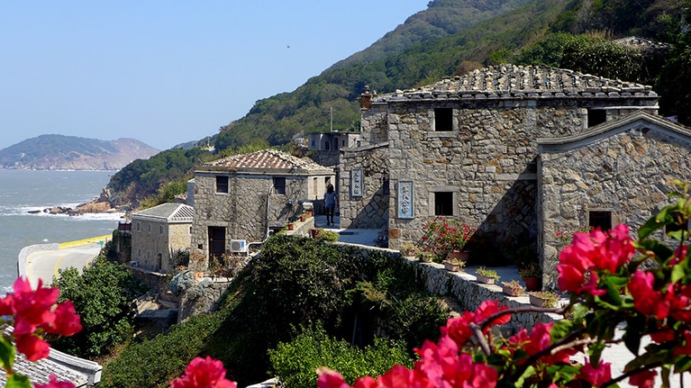 北竿島の芹壁集落は、入り江に面した斜面に石造りの家屋が並んでいます。古い家屋を用いたカフェや民宿もあります。撮影：片倉佳史