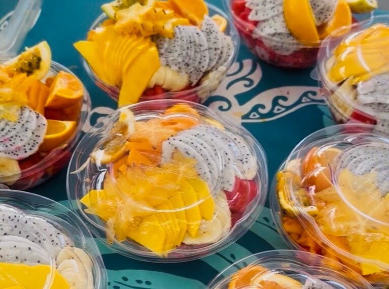 カットフルーツはまずはそのまま！　味変でラベンダーシュガーをかけるのもあり。