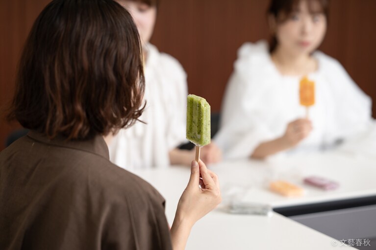 西山さんは、ほうれん草とキウイの「デトックスのグリーン」をチョイス。