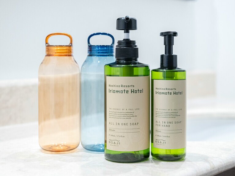 「OSAJI」と共同開発したオールインワンソープとレンタルボトル。環境に配慮したアメニティが揃う。／西表島ホテル by 星野リゾート