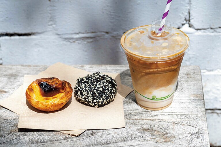 アイスカフェラテ $7、ポルトガルタルト $5.5ほか。