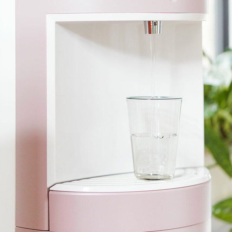 富士山の標高1,000m地点の地下深くから採水。バナジウムなどの天然ミネラルをバランスよく含む天然水。