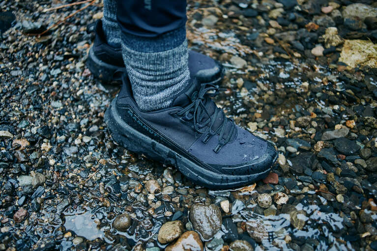 GORE-TEXストレッチメンブレン素材で天候や足場の状況にとらわれず、いつでも快適な歩行を叶えるハイキングシューズ。軽量でクッション性のあるEVAアウトドアミッドソールとオルソライトインソールが快適な動きと安定性を実現。優れた耐久性と高いグリップ性も備え長時間の歩行もノンストレス。一切の無駄がないシンプルなデザインと、美しいフォルムも特徴。