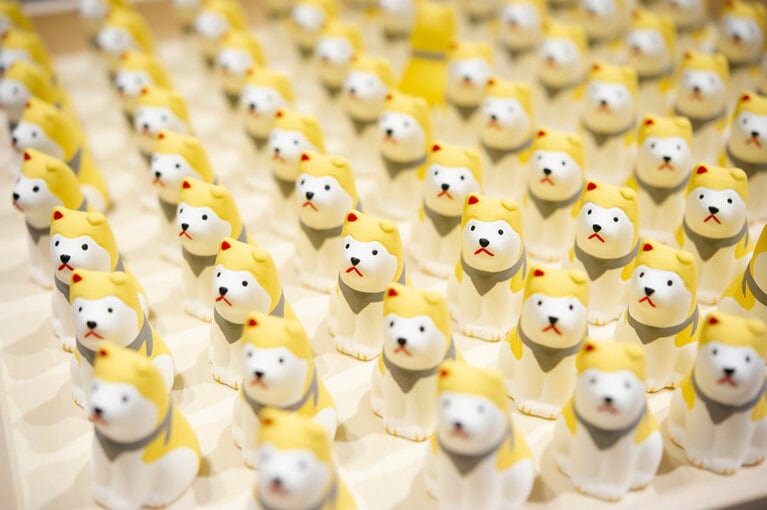 渋谷犬みくじ 450円。陶製マスコットのなかに、待ち合わせにちなんだメッセージのおみくじが入っている。