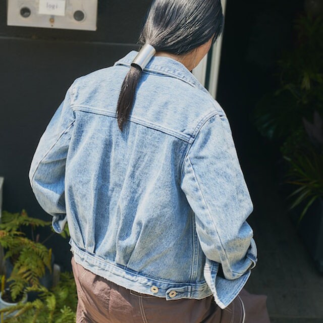 袖口にもスリットを活かして。