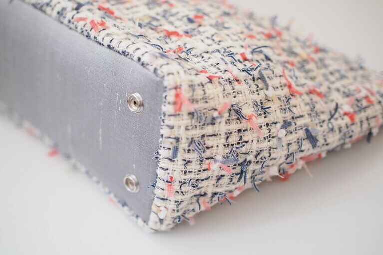 ファブリックパーツの底と側面に合計8個のスナップボタンが付いています。ⒸBrijean