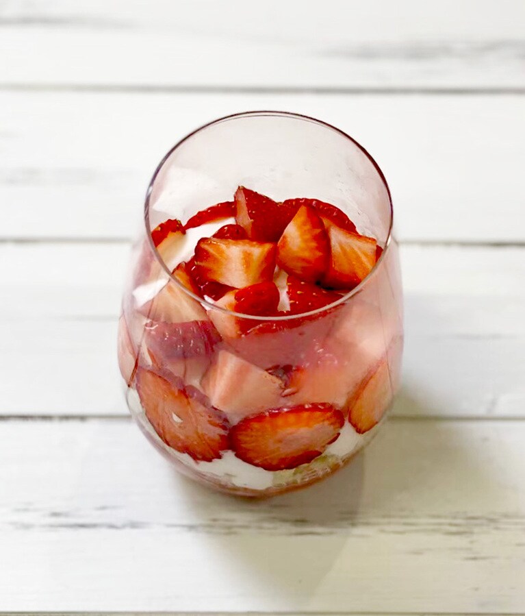 苺を切ってのせます。量はお好みで。