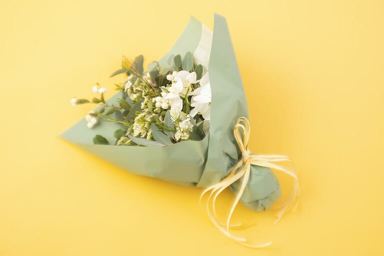 おめでとうブーケ 6,600円～(予算に応じて制作可。またブーケの花材は季節ごとに変更。写真は6,600円の例)／THE LITTLE SHOP OF FLOWERS