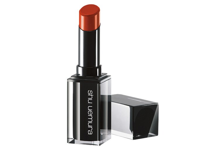 サテンのようなさらりとした輝きのテクスチャー。赤みブラウンがおりなす魅惑のカラー。様々な肌の色やどんなシーンのメイクにもマッチ。ROUGE UNLIMITED BR 784 3,300円／シュウ ウエムラ