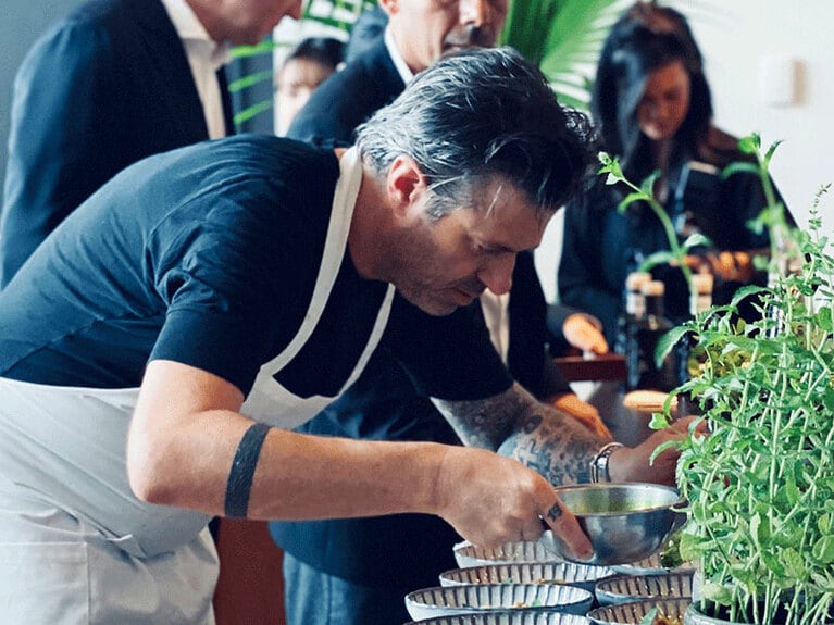 メディアの視線やカメラを気にすることなく一心に料理しまくるハーマンシェフ。