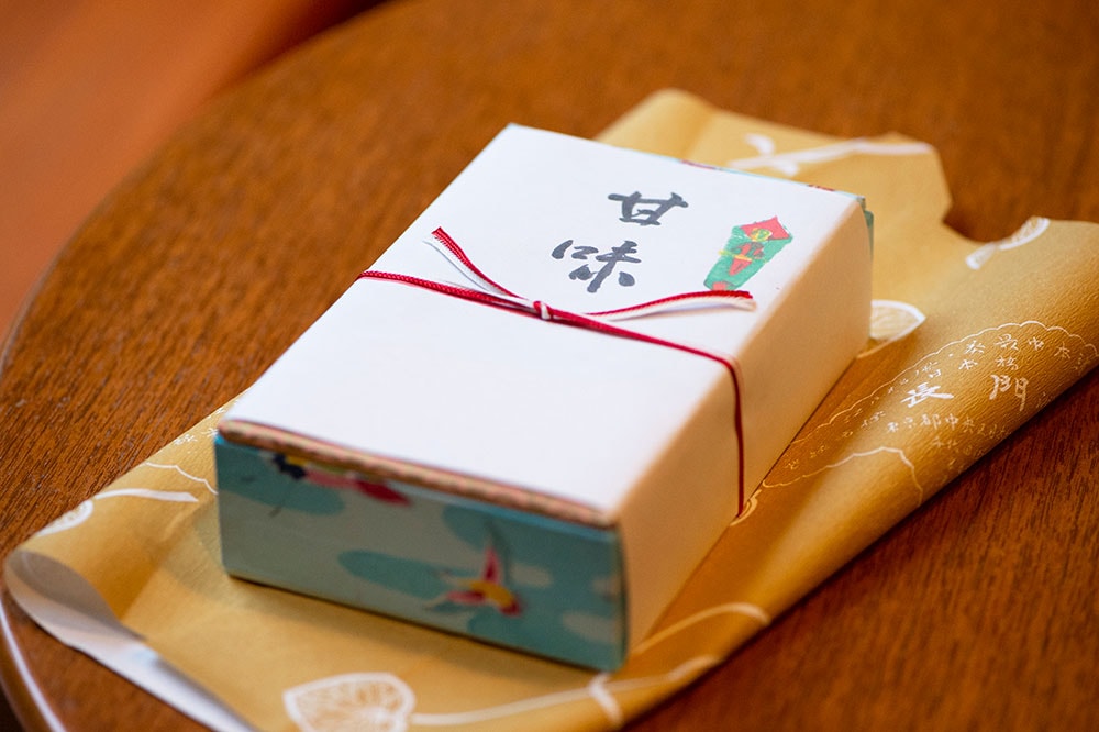 半生菓子の詰め合わせは「千代ボール」2,100円、木箱入り3,100円～ (税込) 。
