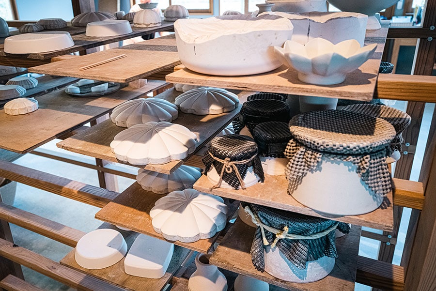 白を基調としたマットな素材感が現代的な印象の臼杵焼など、大分県にはさまざまな工芸品が今なお受け継がれている。