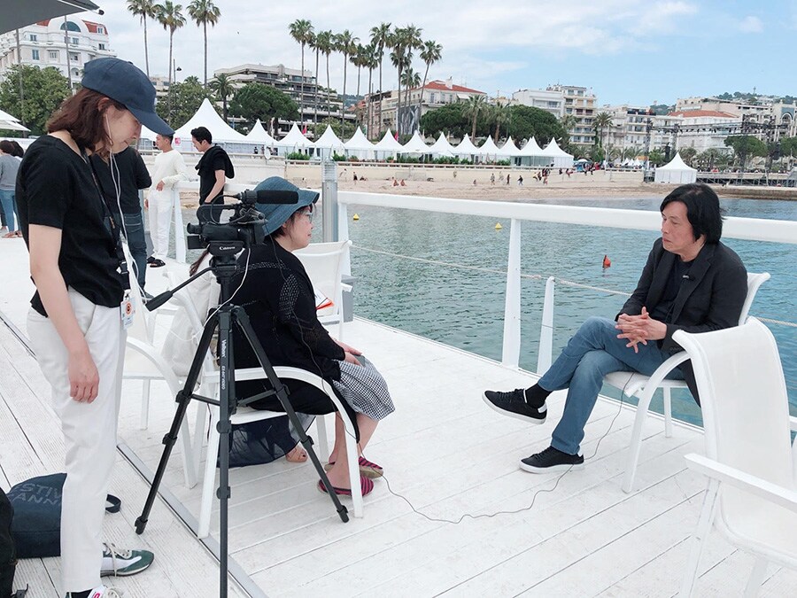 日本では『バーニング　劇場版』として2019年2月公開予定。NHKが出資しており、テレビ版もあるためこの邦題になった模様。写真はイ・チャンドン監督に桟橋でインタビューをするマダムアヤコ。