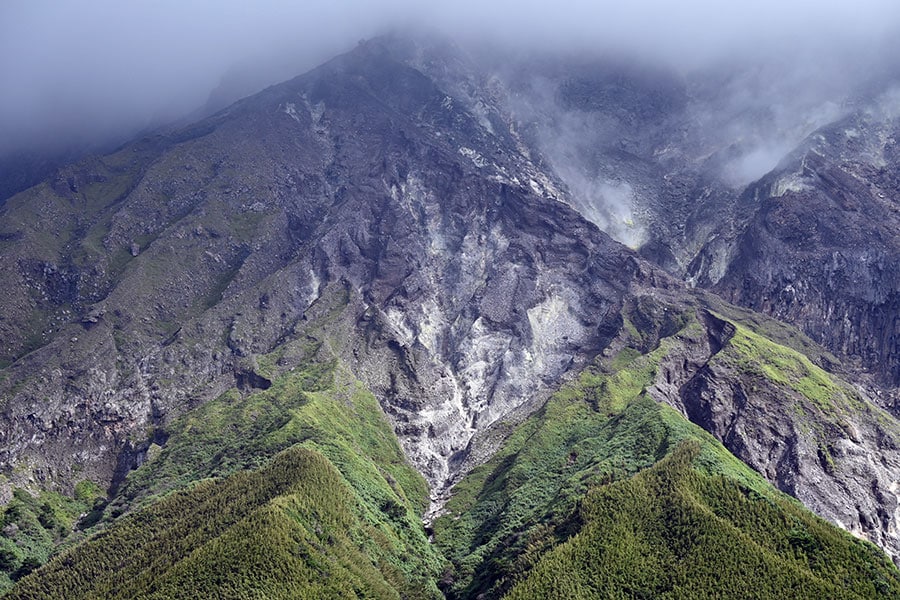 薩摩硫黄島の最高峰、硫黄岳。岩肌のところどころに噴気孔があり、煙が立ち上っています。