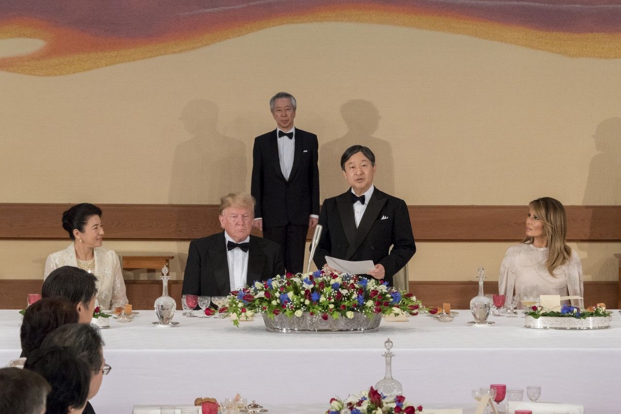 トランプ大統領夫妻を歓迎する宮中晩餐会でおことばを述べられる天皇陛下　宮内庁提供