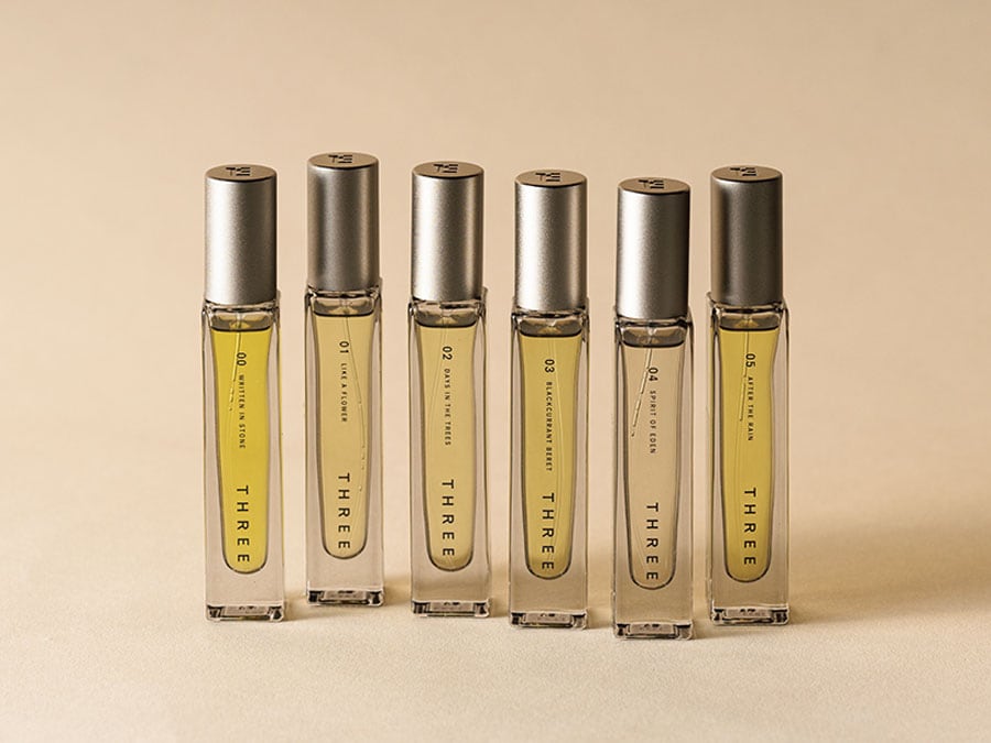 「石」「土」「種」など、自然のエレメントに着想を得た6つの香りは、纏うごとに深呼吸したくなるみずみずしさ。エッセンシャルセンツ R 全6種 各10mL 5,720～5,940円／THREE