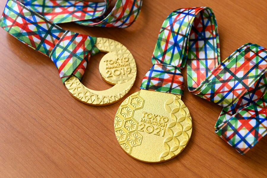 東京マラソンを完走すると授与される記念メダル。北澤さんの手元には、この2つが残っている。その他のメダルは、病気を抱えて入院する子どもたちなどにプレゼントしたという。