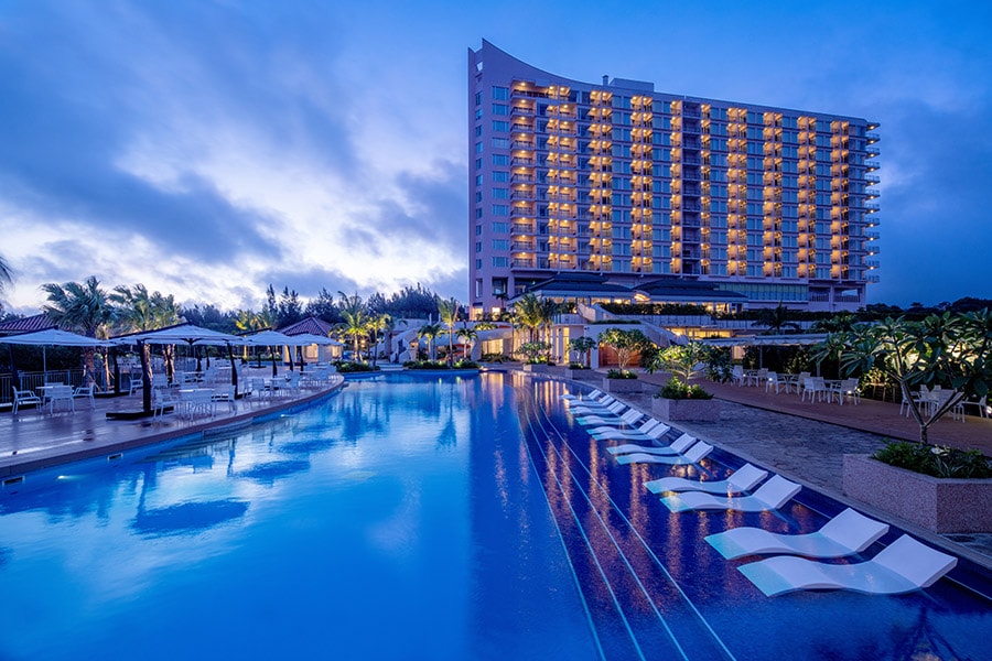 沖縄西海岸のリゾートエリアにたつオリエンタルホテル 沖縄リゾート＆スパ。沖縄最大級の規模を誇るガーデンプールが壮観です。
