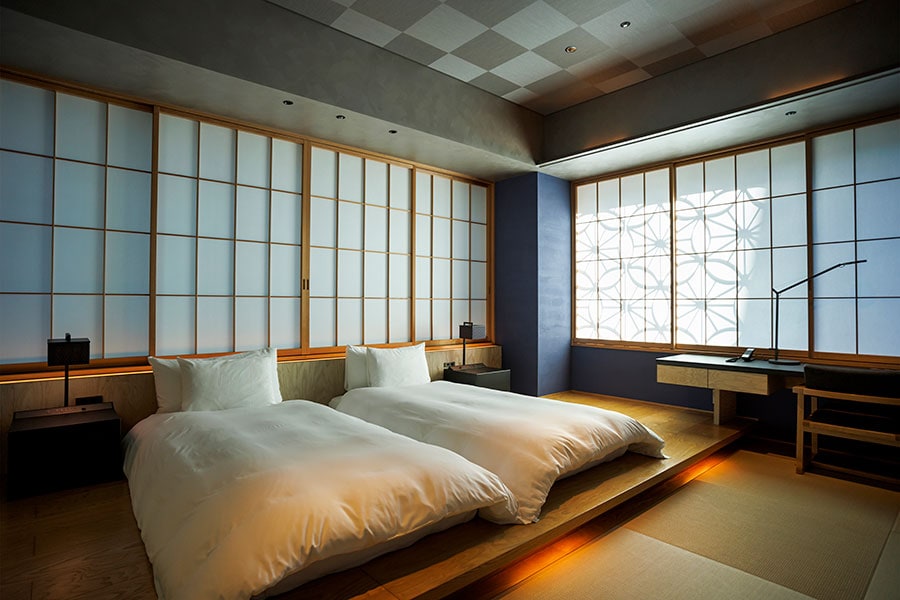 角部屋「菊」の寝台は、シングルサイズの寝具が3組入る広さ。