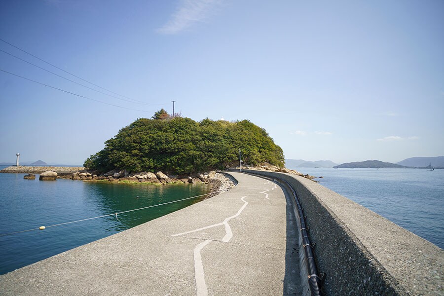 香川県坂出市に属する与島は瀬戸大橋の中で唯一パーキングエリアがある島。
