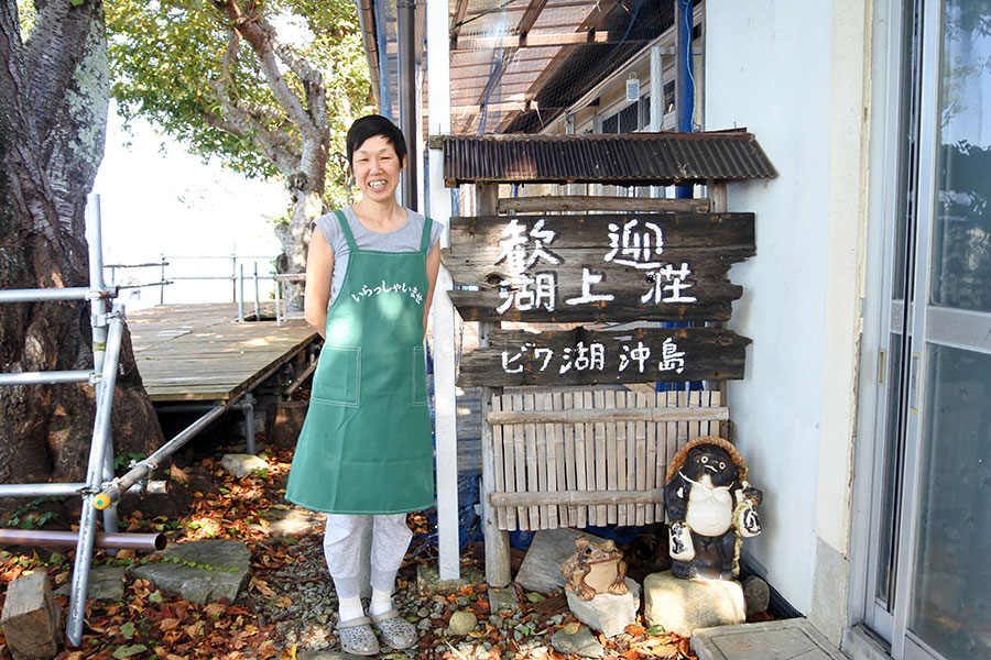 湖上荘の女将の小川ゆかりさん。沖島の漁業について、自然について、貴重なお話を聞かせてくれます。