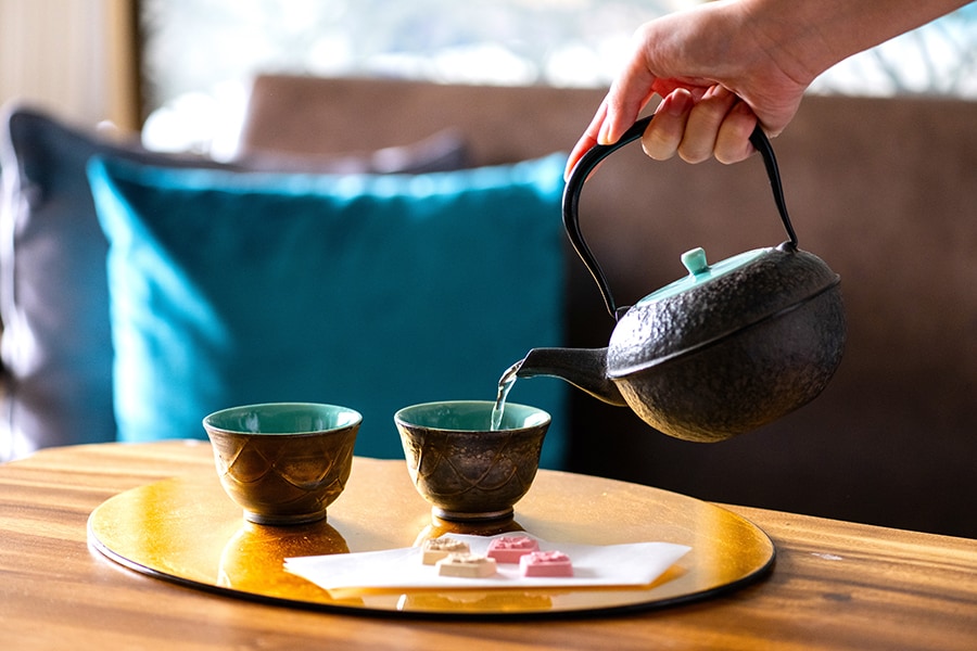全客室に用意された西川貞三郎商店の茶器。