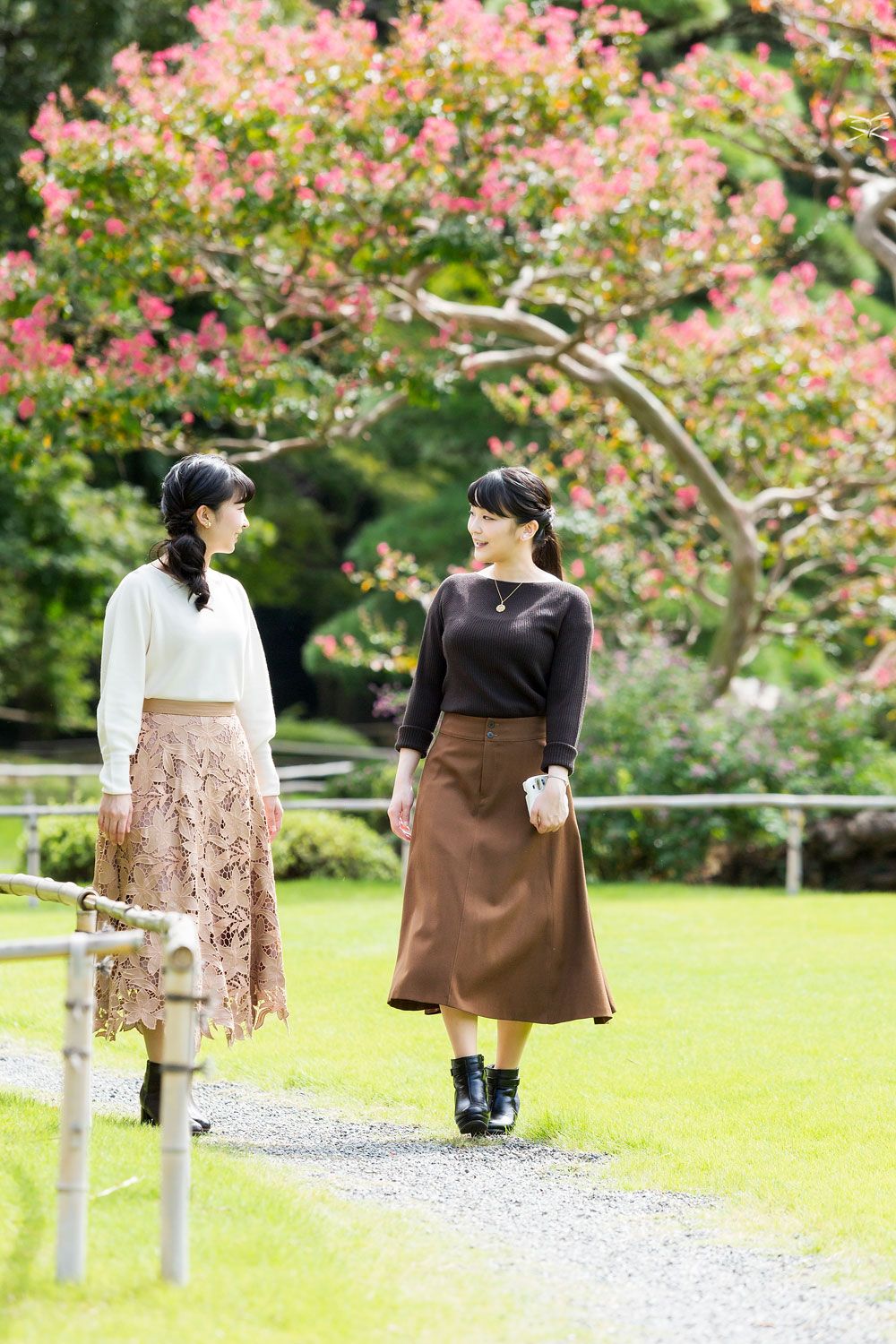 眞子さまのお誕生日に公開されたお写真。お2人とも長袖トップスにロングスカート、ショートブーツと似たアイテムをお召しになっているが、それぞれの個性がさりげなく光る（宮内庁提供）