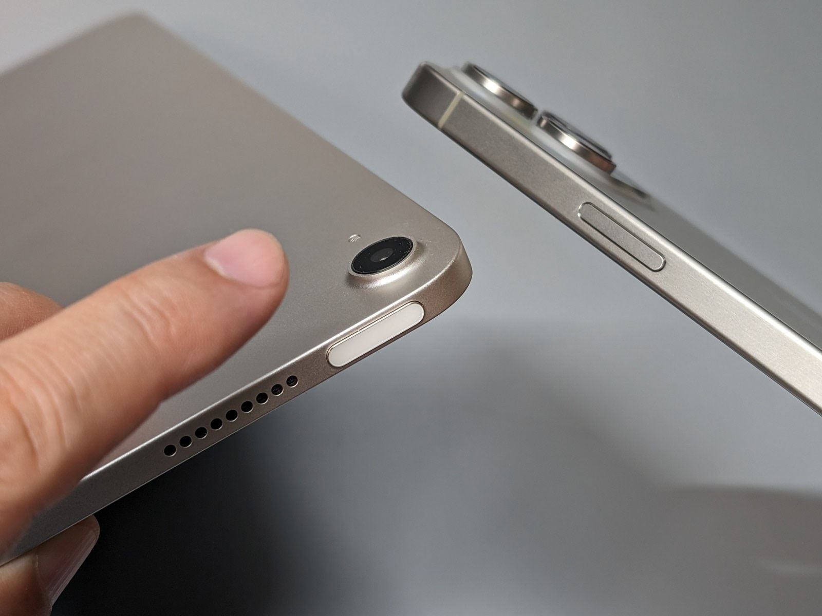 iPad Air（左）などのApple製品には、電源ボタンと一体化した指紋認証センサーが搭載されていますが、今回のiPhone 15シリーズに採用されることはありませんでした