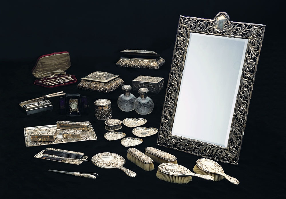 【あやめ文銀製化粧セット 1903-07年】20世紀初頭、銀やクリスタルガラスを使った化粧道具は高価で特別なものだった。西洋化粧道具コレクションの中核をなす逸品。